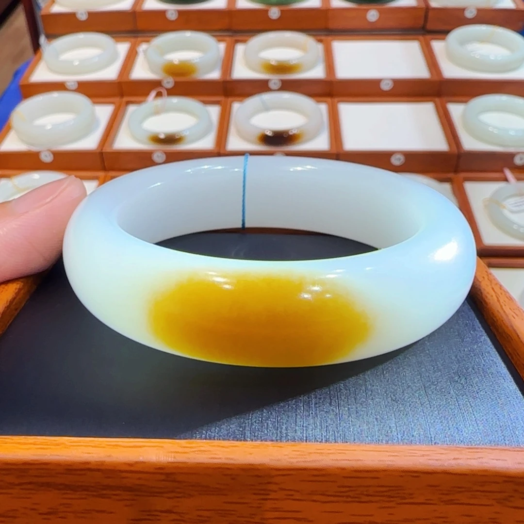 和田玉未镶嵌手镯且末轮胎一口金红糖57 58 59