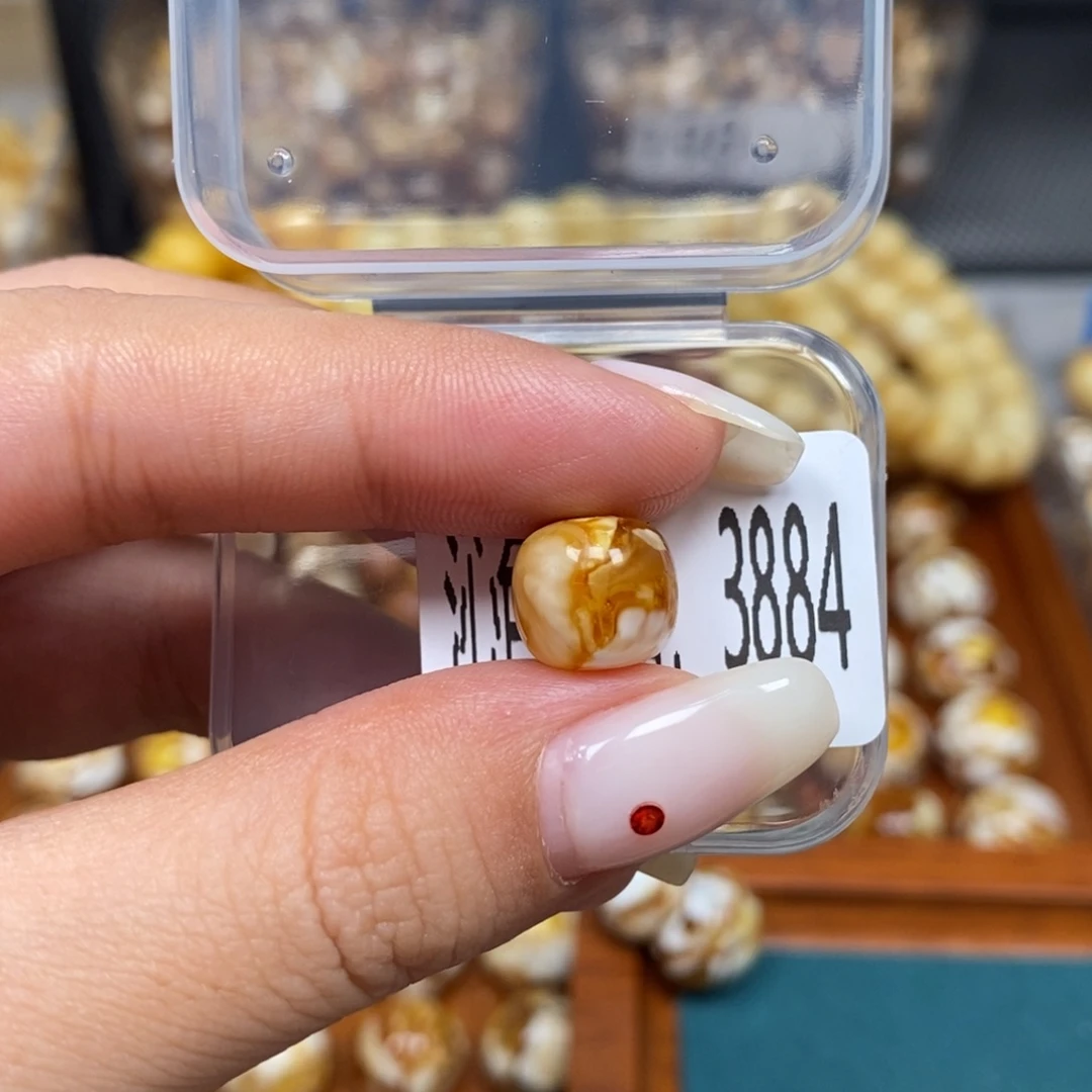 蜜蜡未镶嵌珠宝奇石3884
