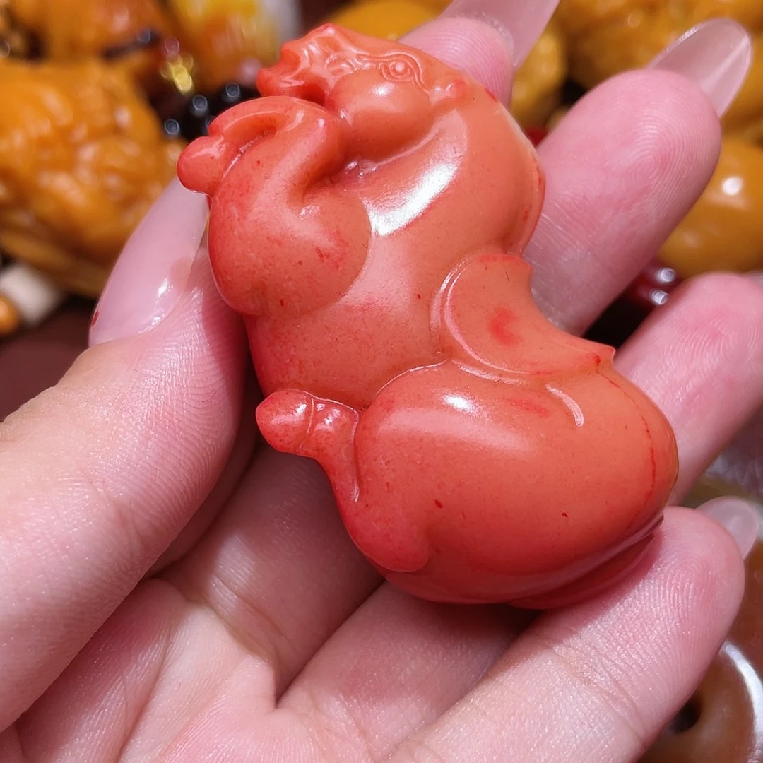 和田玉未镶嵌颈饰猪**下