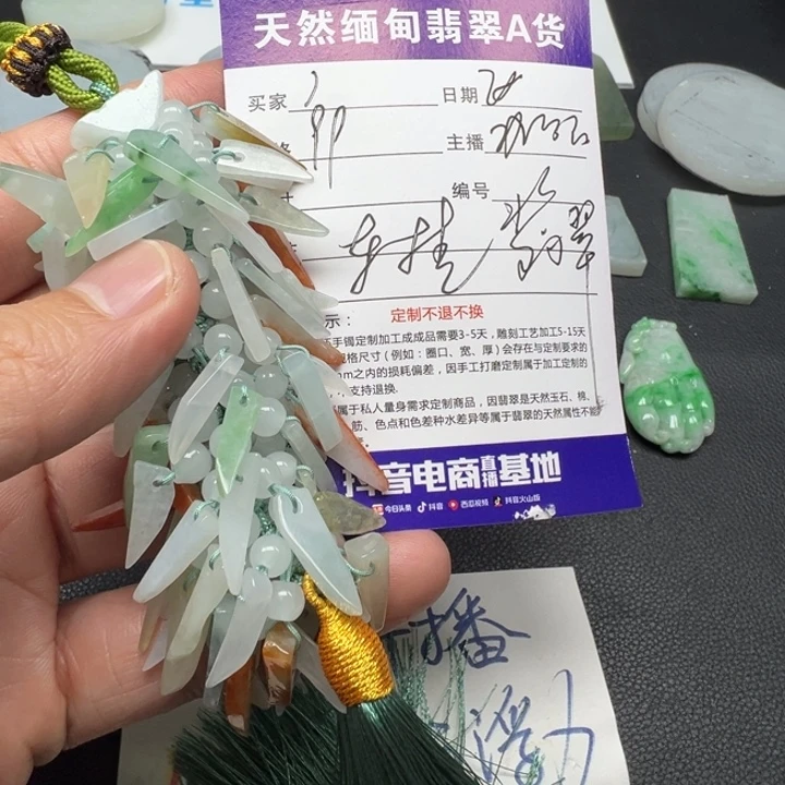 翡翠未镶嵌颈饰。。。。。。。。。。。。