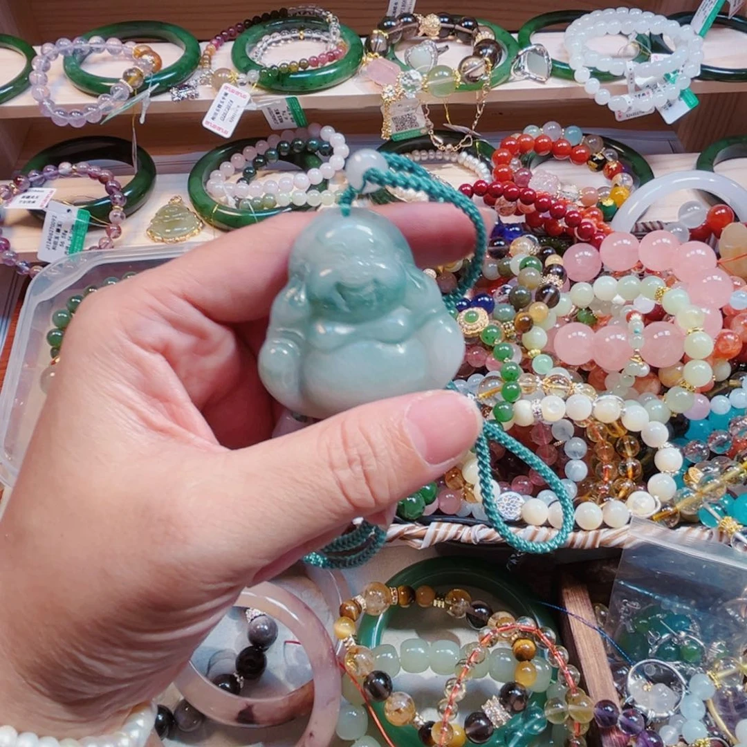 石英质玉（金丝玉）颈饰未镶嵌佛