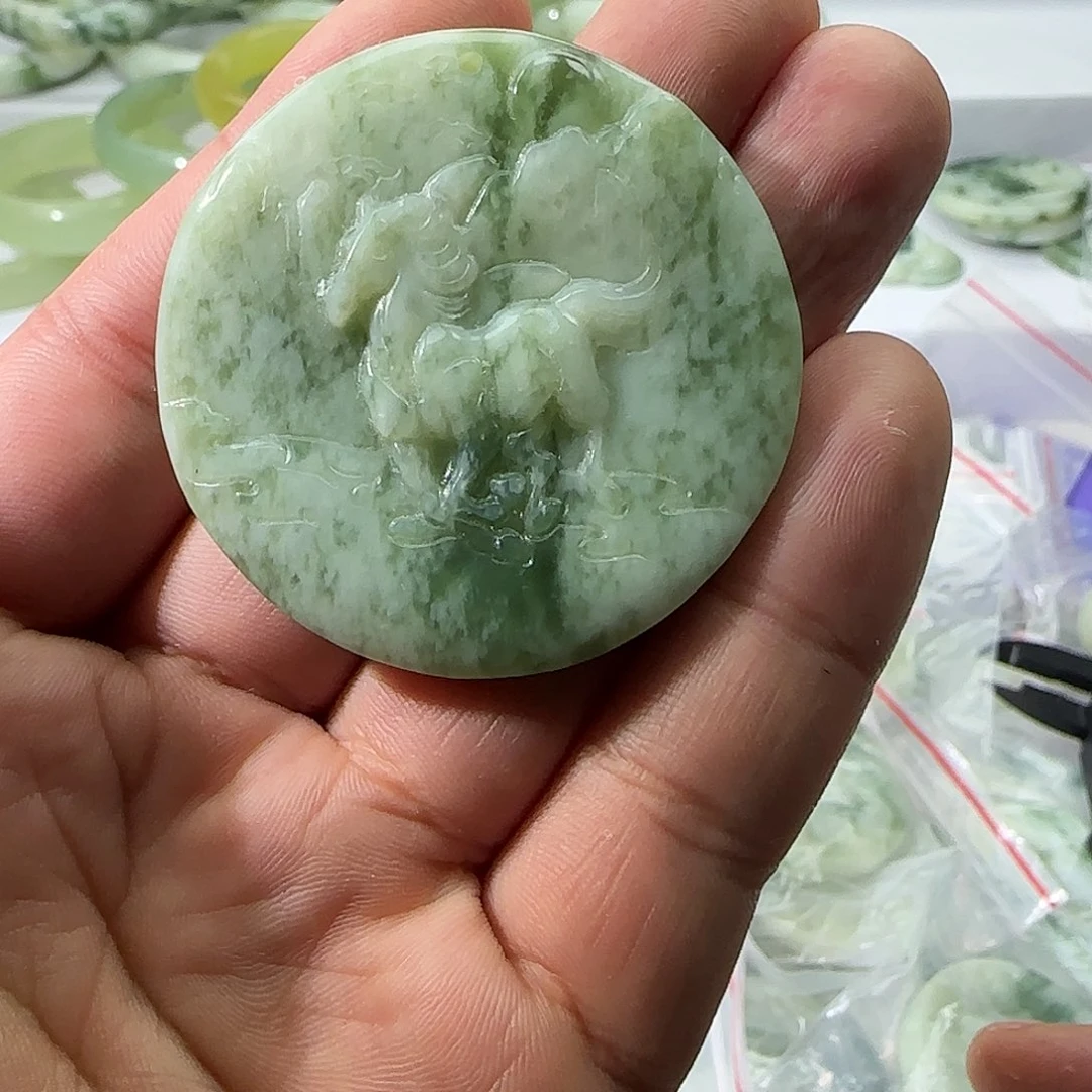 透闪石-蛇纹石玉未镶嵌颈饰