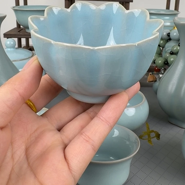 微瑕汝窑天青釉莲花杯