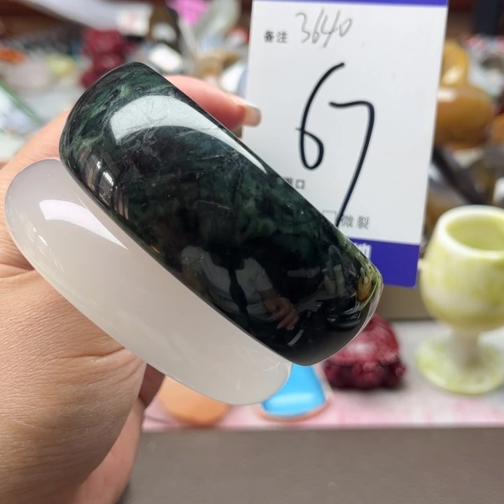 蛇纹石玉手镯未镶嵌