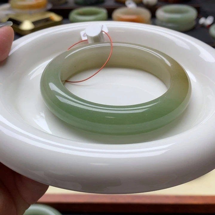 未镶嵌手镯石英岩玉