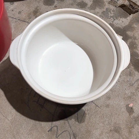 微瑕，明火，口径22厘米，高度9底部有汽泡，白色变形
