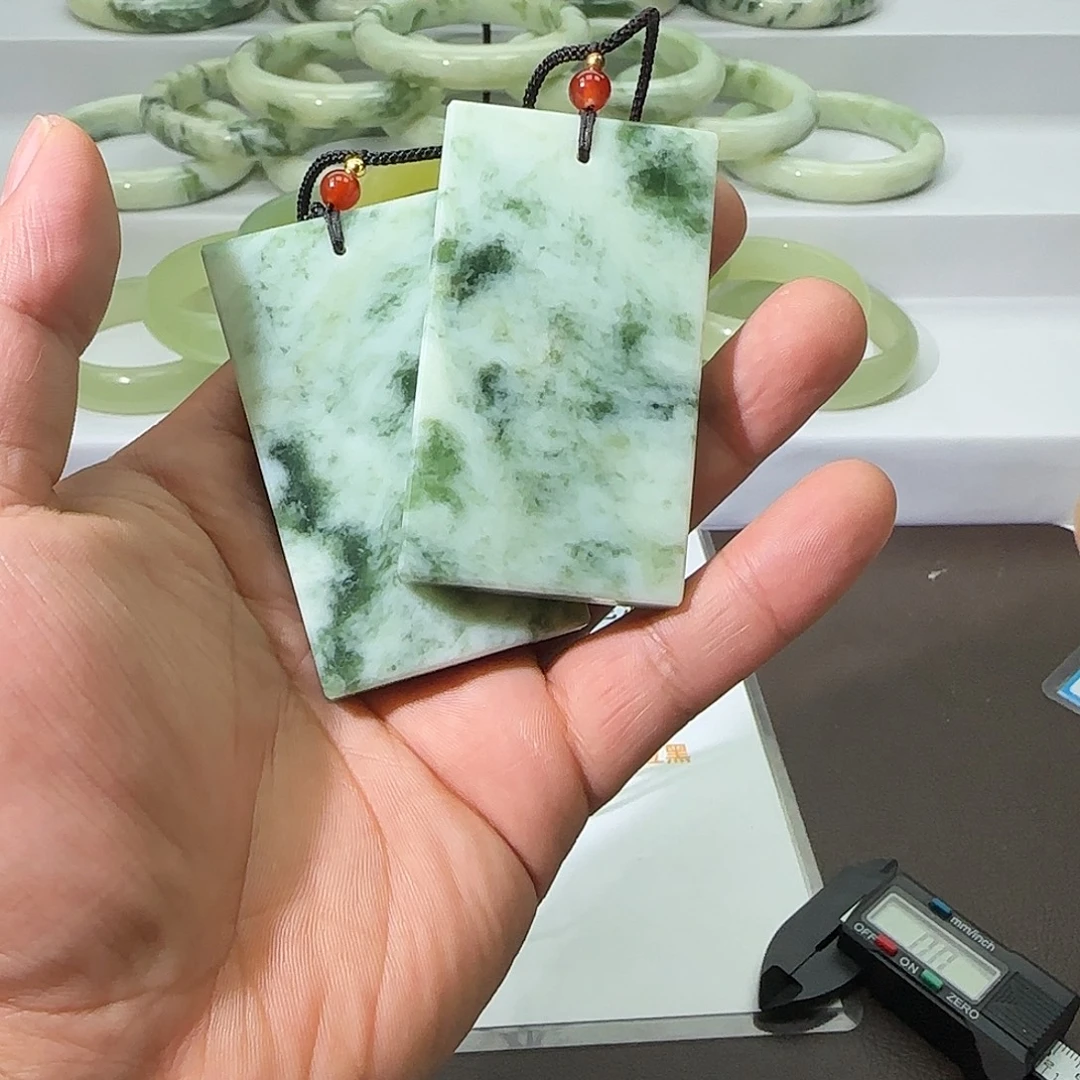 透闪石-蛇纹石玉未镶嵌颈饰