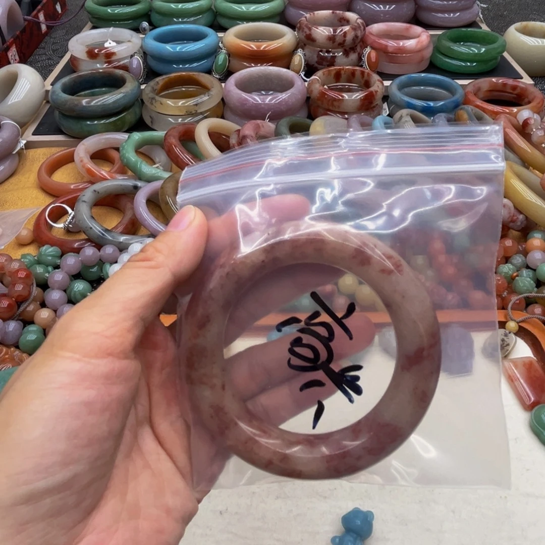 W***兴石英质玉未镶嵌圈口62