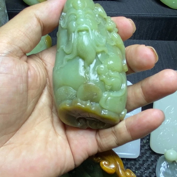 和田玉未镶嵌颈饰大**忙