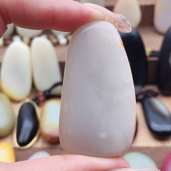 和田玉未镶嵌颈饰明**空