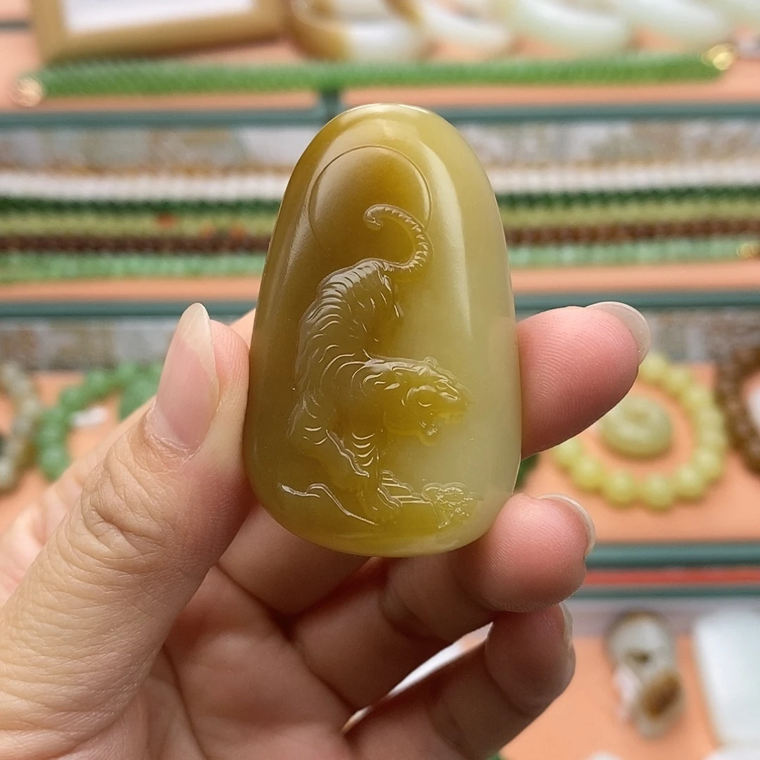 和田玉（糖玉）未镶嵌颈饰新疆且末糖玉下山虎