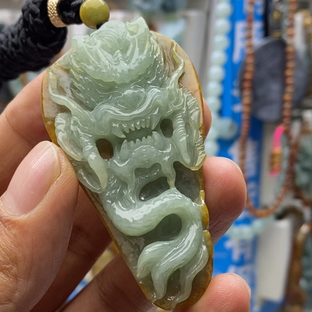 翡翠未镶嵌颈饰龙
