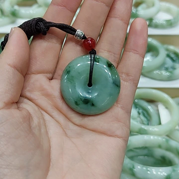 透闪石-蛇纹石玉颈饰未镶嵌