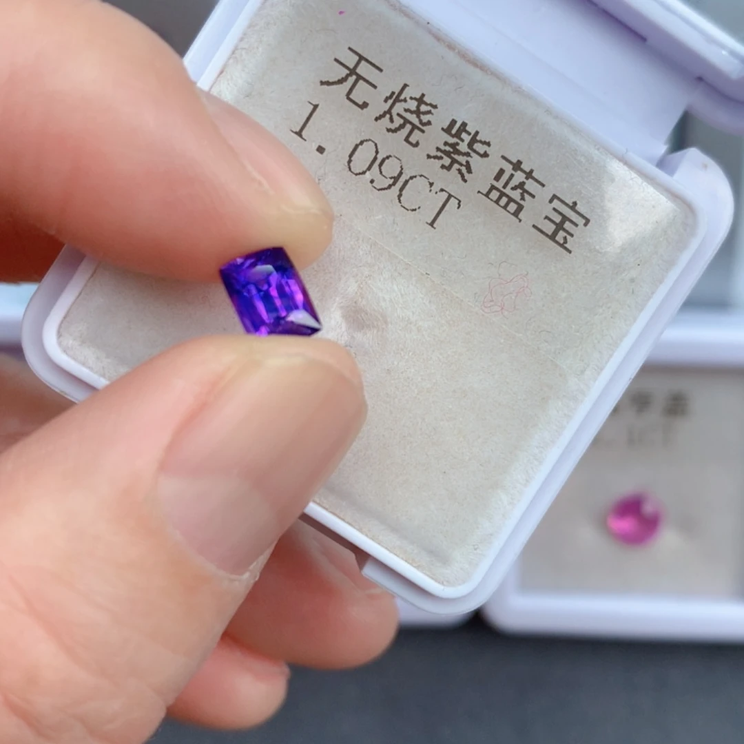 1.09克拉裸石彩色蓝宝石未镶嵌