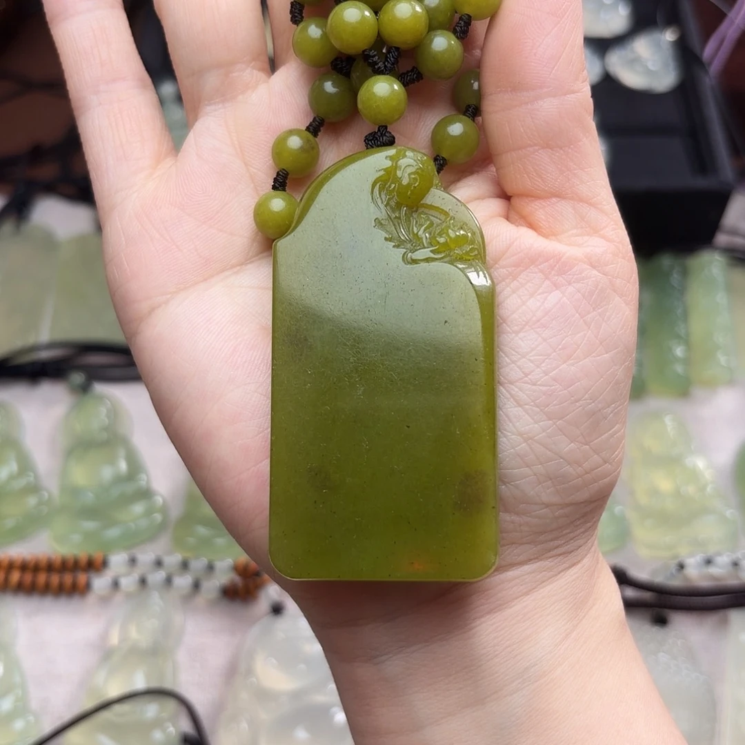 岫玉未镶嵌颈饰吊坠