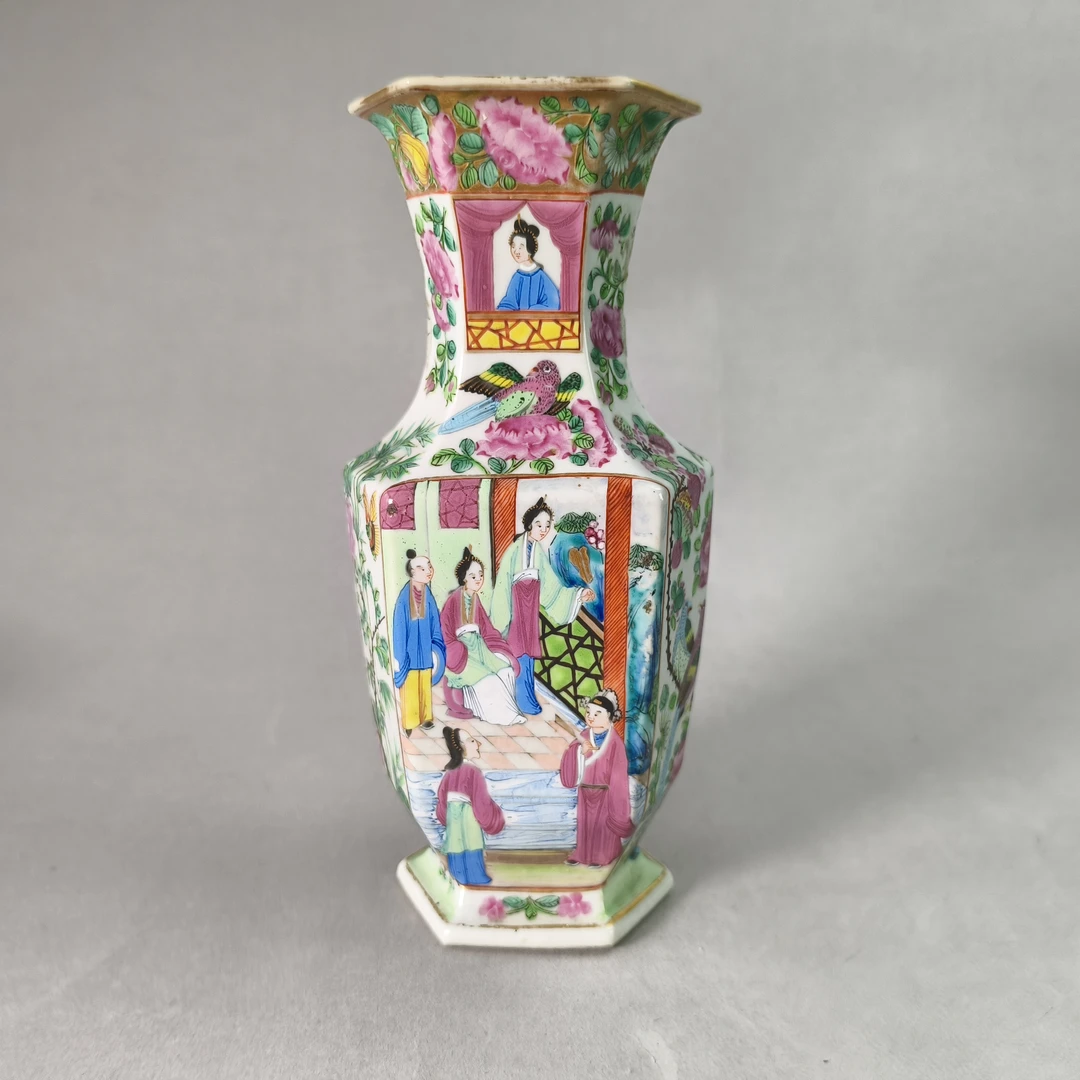 25080911清道光广彩人物花鸟纹六方瓶 高21.9cm