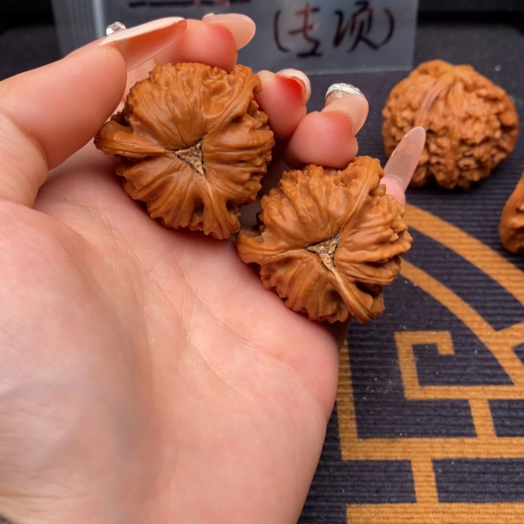 L***o文玩核桃吊坠白狮子