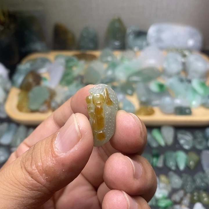 颈饰未镶嵌翡翠花生