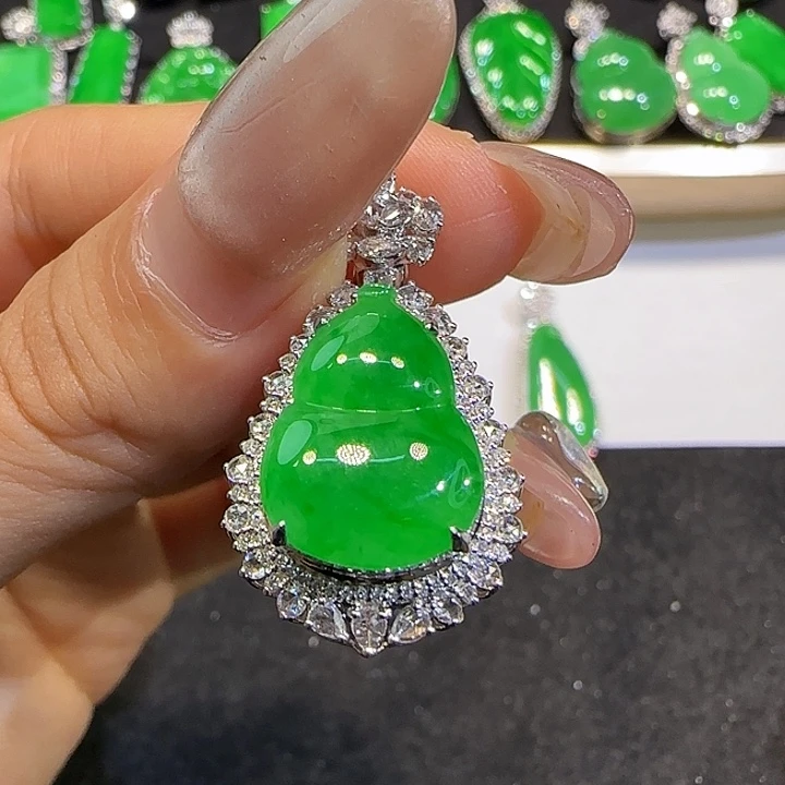 翡翠18K金镶嵌颈饰葫芦