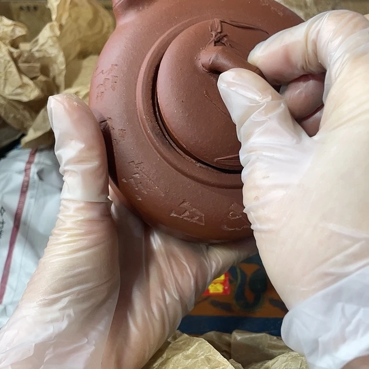 茶壶紫砂原矿泥料，手工制作的一把紫砂壶。