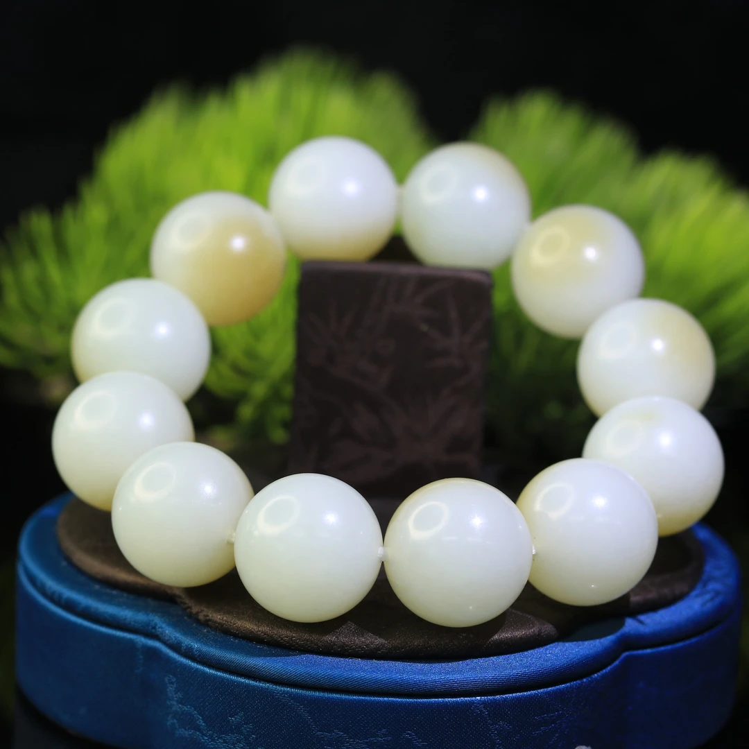 19和田玉且末金山糖白手串/700034保利厦门拍卖