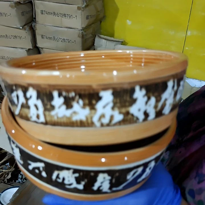 瓷片盘子碗茶壶啥都有