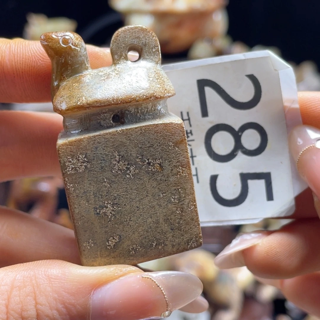 空***人和田玉未镶嵌颈饰