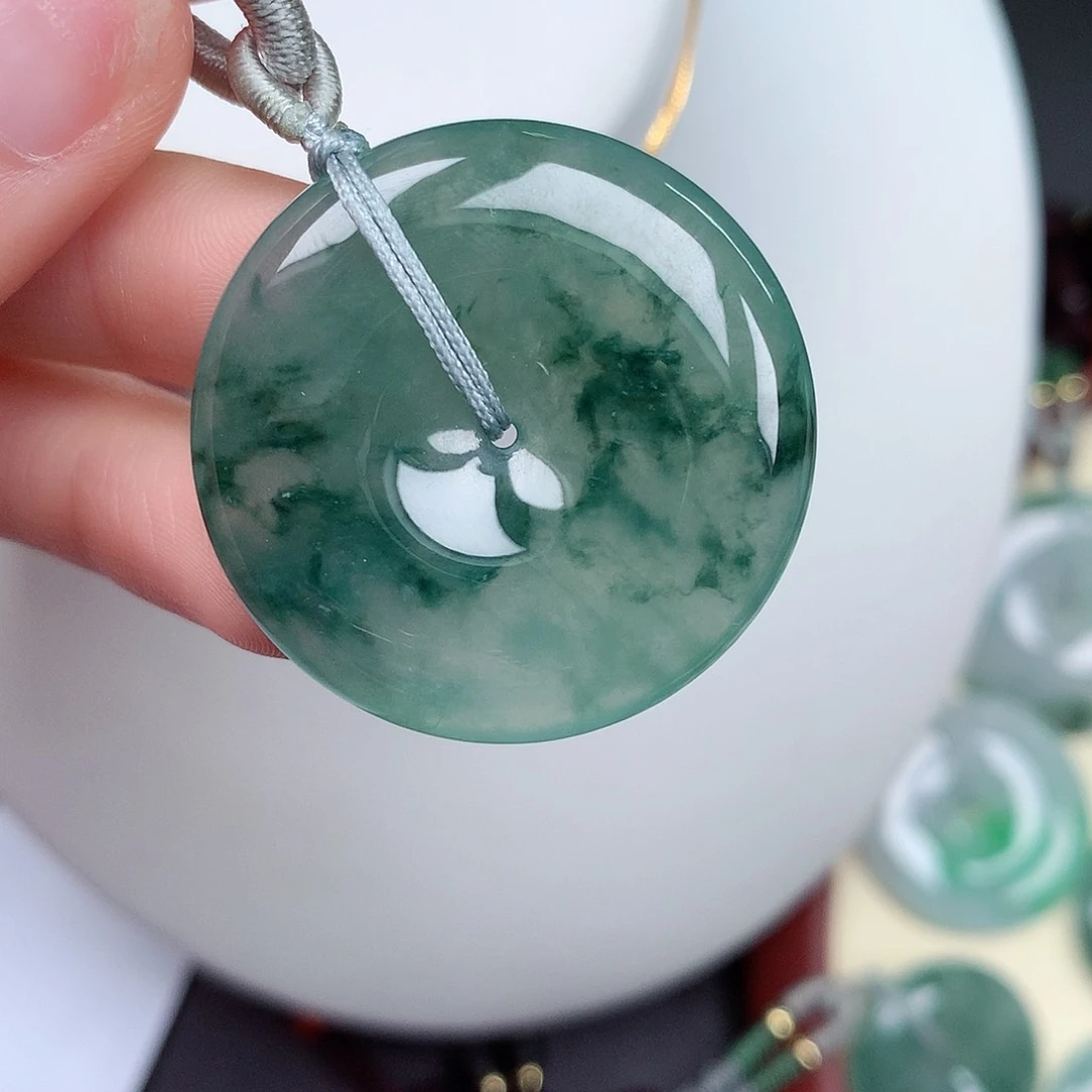 翡翠颈饰未镶嵌平安扣