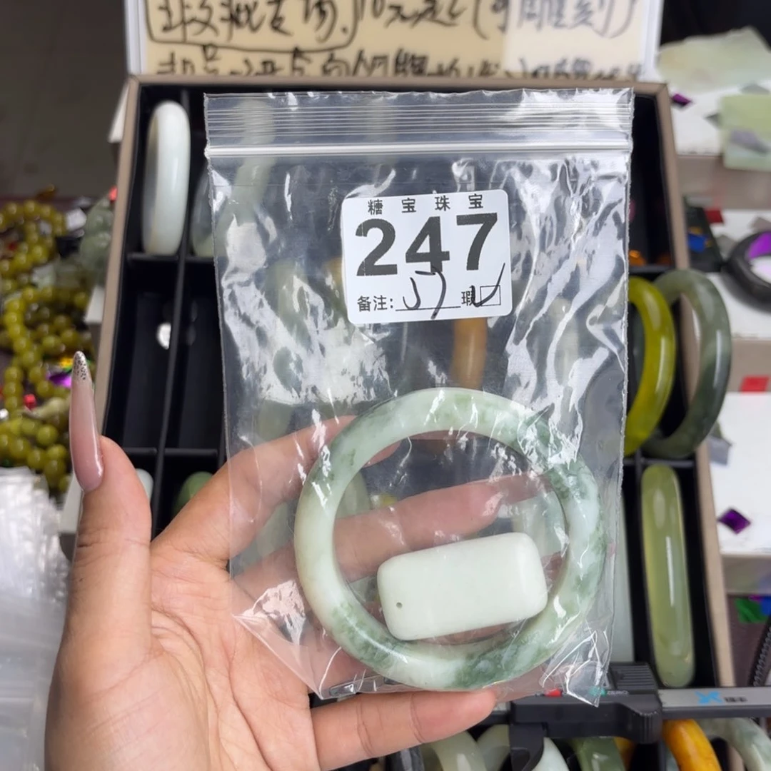 未镶嵌蛇纹石玉手镯佑*