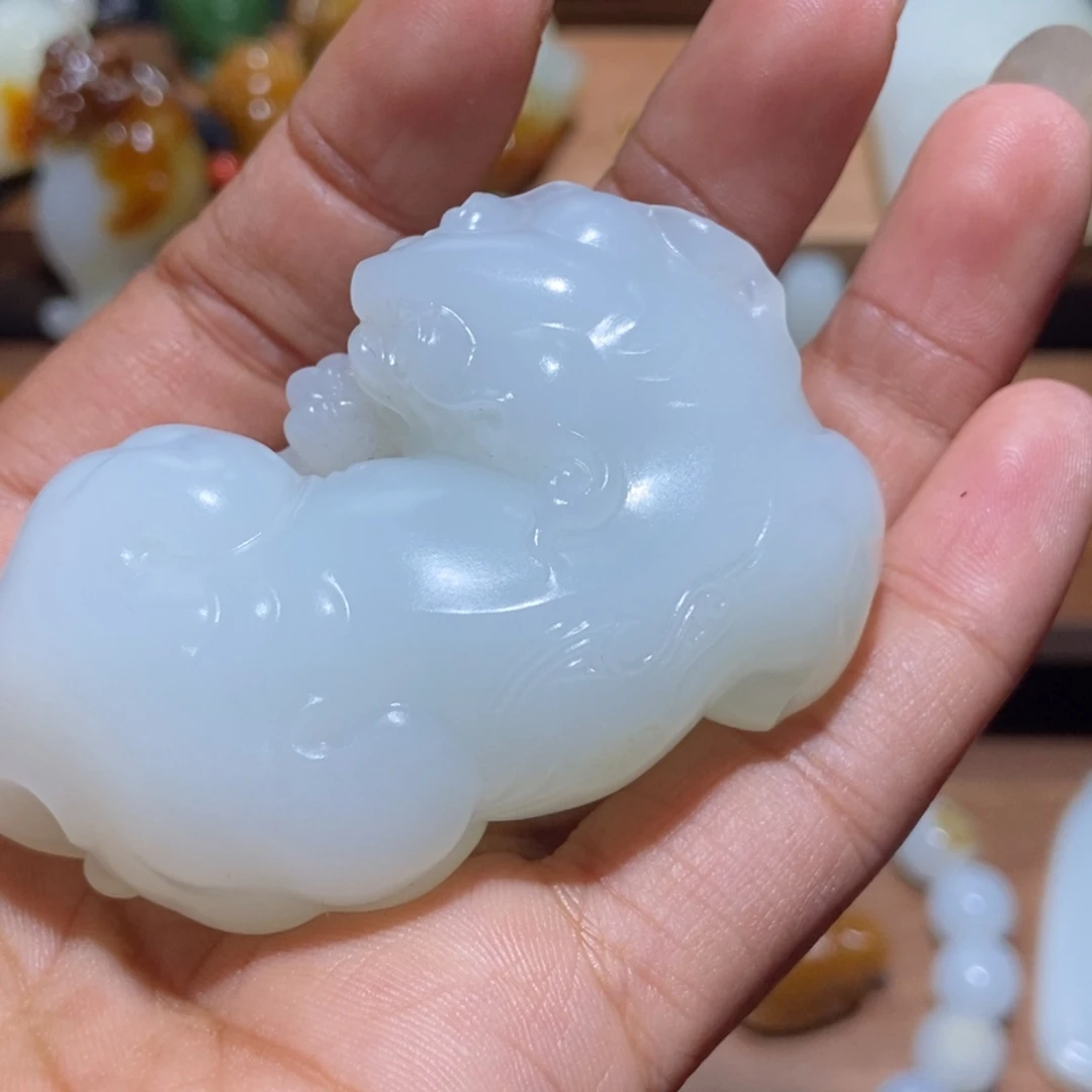 枫***叶和田玉未镶嵌颈饰