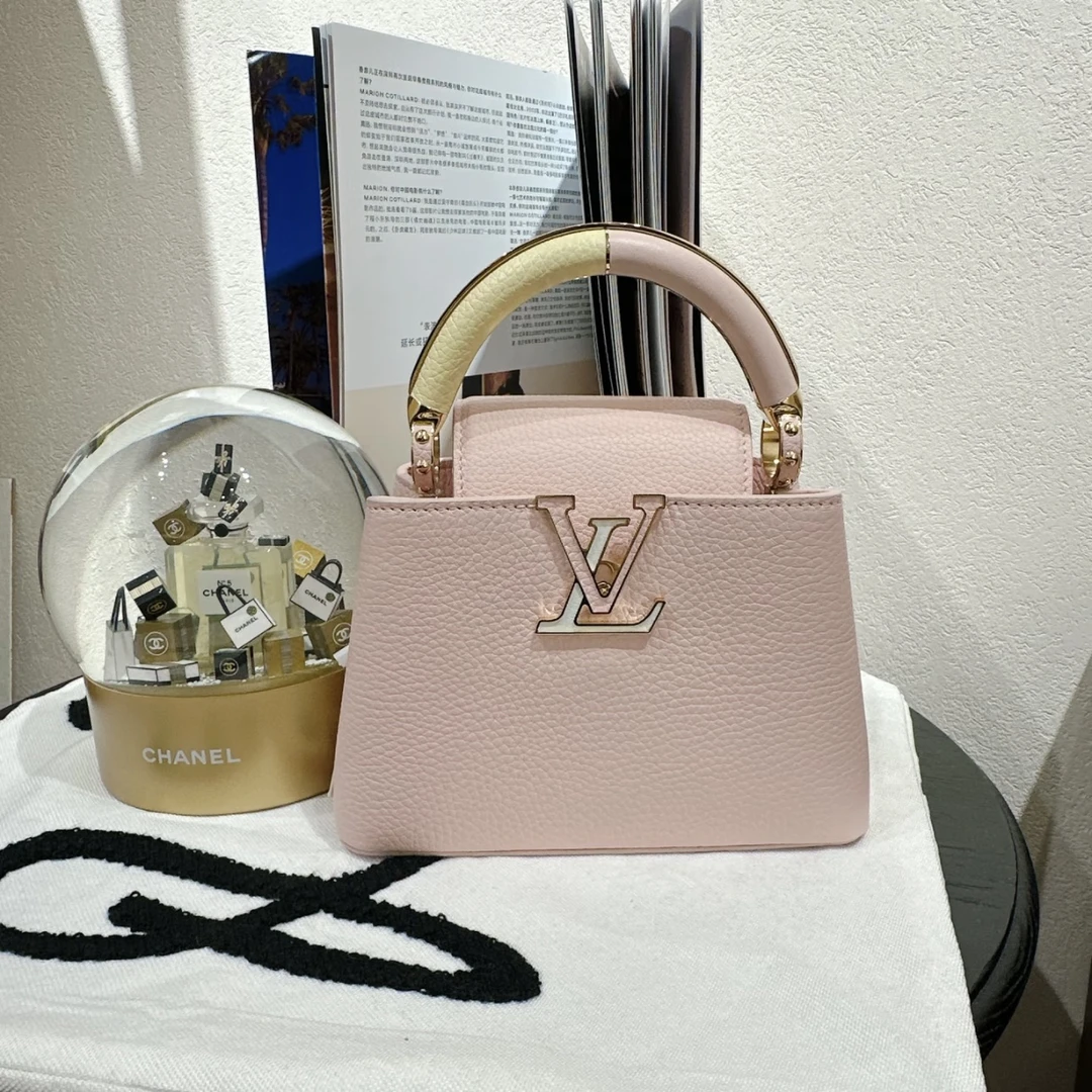 99新 LouisVuitton/路易威登 7683 粉色金扣cap手提斜挎包芯片款