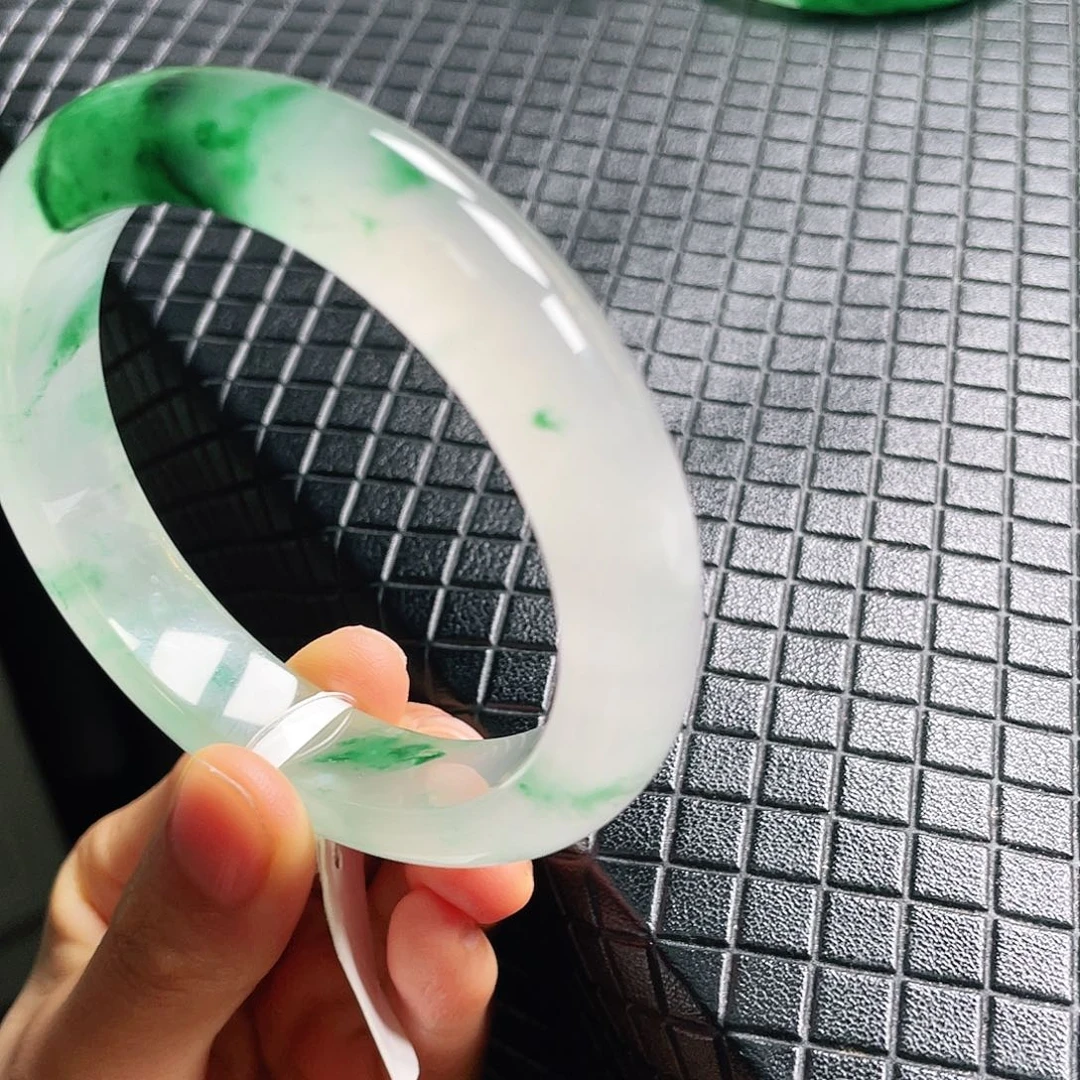 木***茶石英质玉手镯未镶嵌