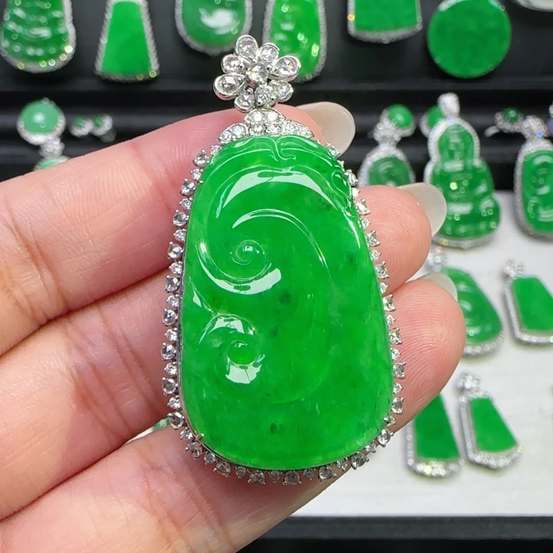 翡翠18K金镶嵌颈饰吊坠