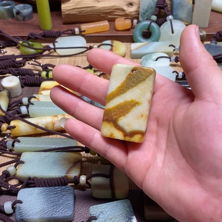 蛇纹石玉挂件未镶嵌张*