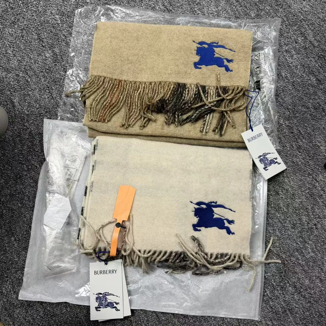 未使用 BURBERRY/博柏利 Burberry博柏利小战马山羊绒双面围巾
