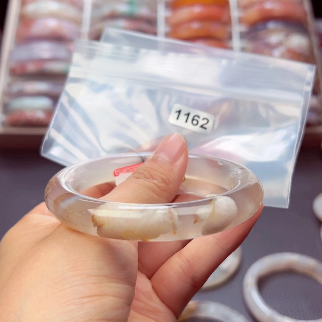 未镶嵌手镯玛瑙/玉髓李**?