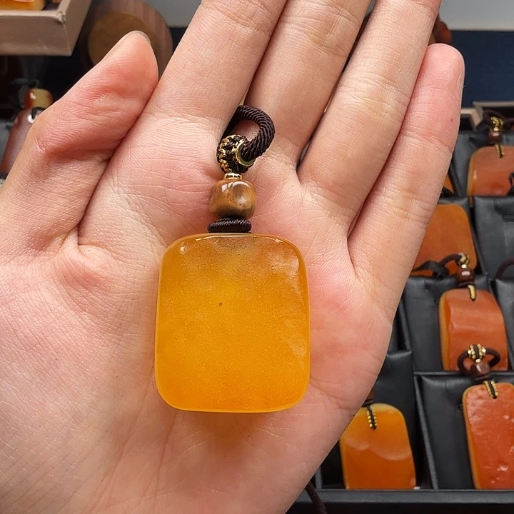 琥珀吊坠(赠链)未镶嵌