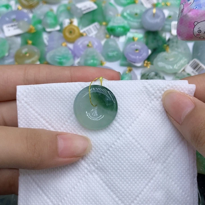 翡翠18K金镶嵌颈饰11111111111