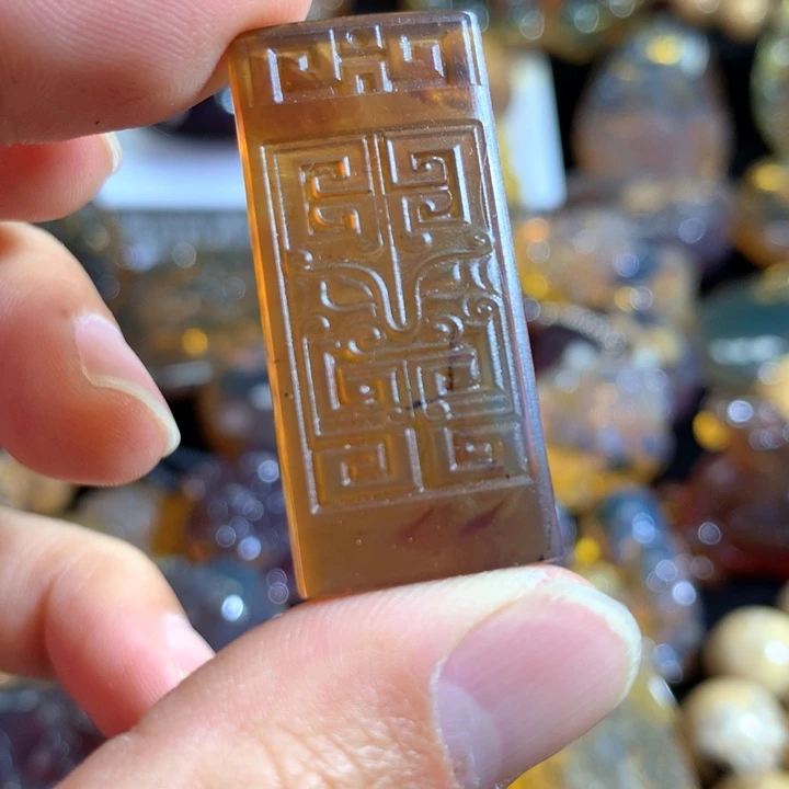 琥珀颈饰未镶嵌饕餮纹