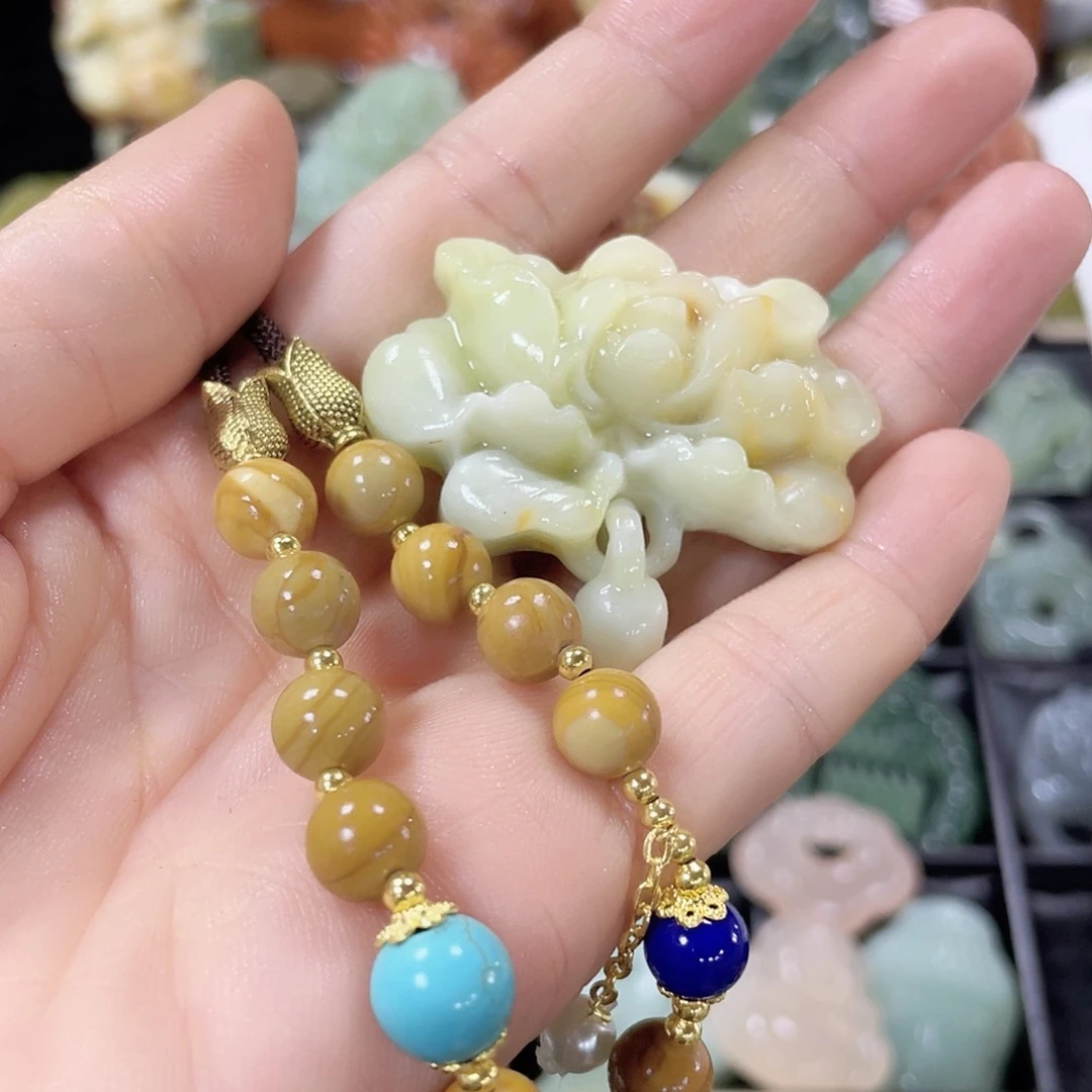 蛇纹石玉颈饰未镶嵌