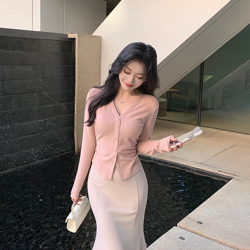 林关关【半熟春日】粉色v领长袖T恤女修身短款纯欲小众设计感上衣