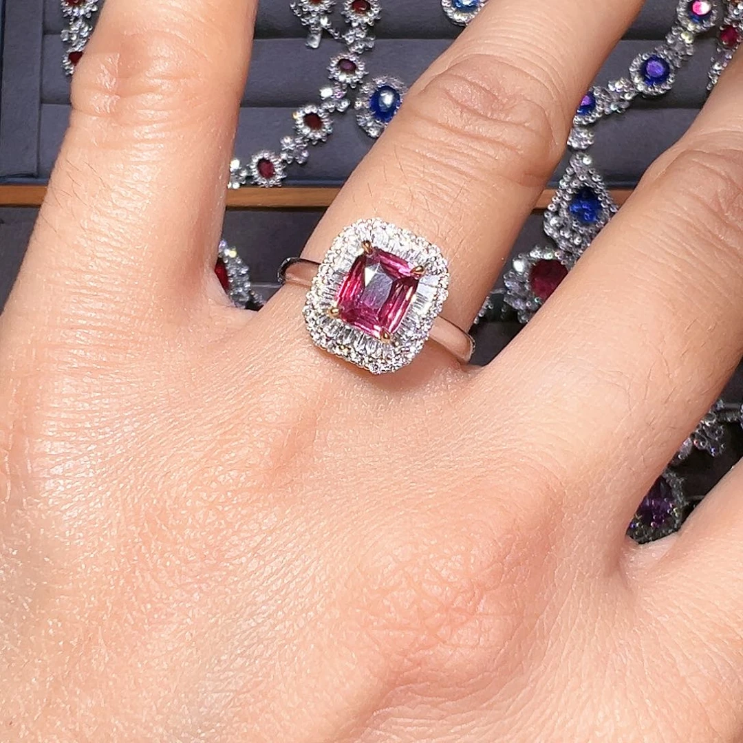 18K金镶嵌戒指彩色蓝宝石