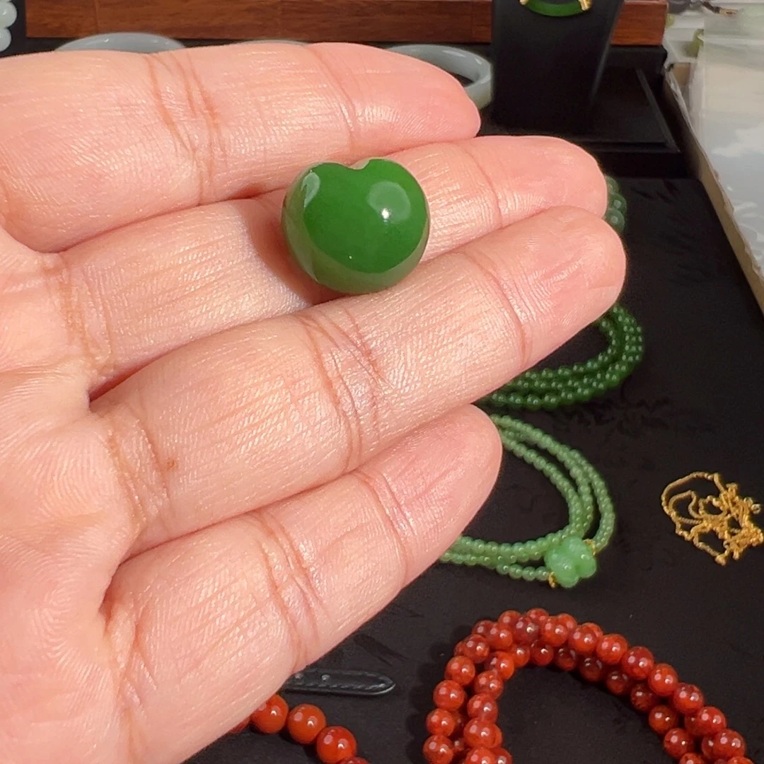 和田玉（碧玉）未镶嵌颈饰辣艳阳绿胖苹果