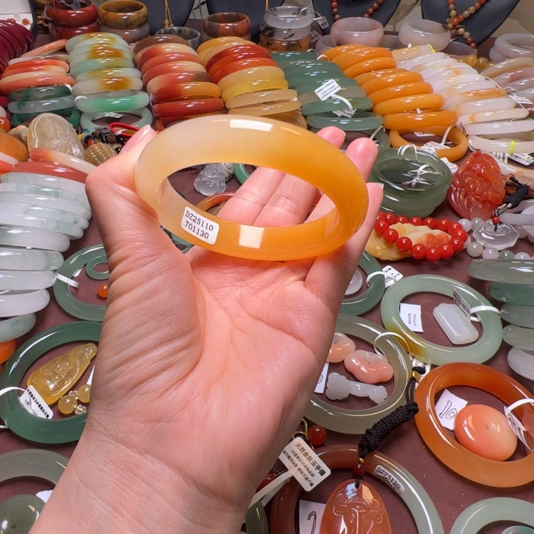 半***欢石英岩玉未镶嵌手镯