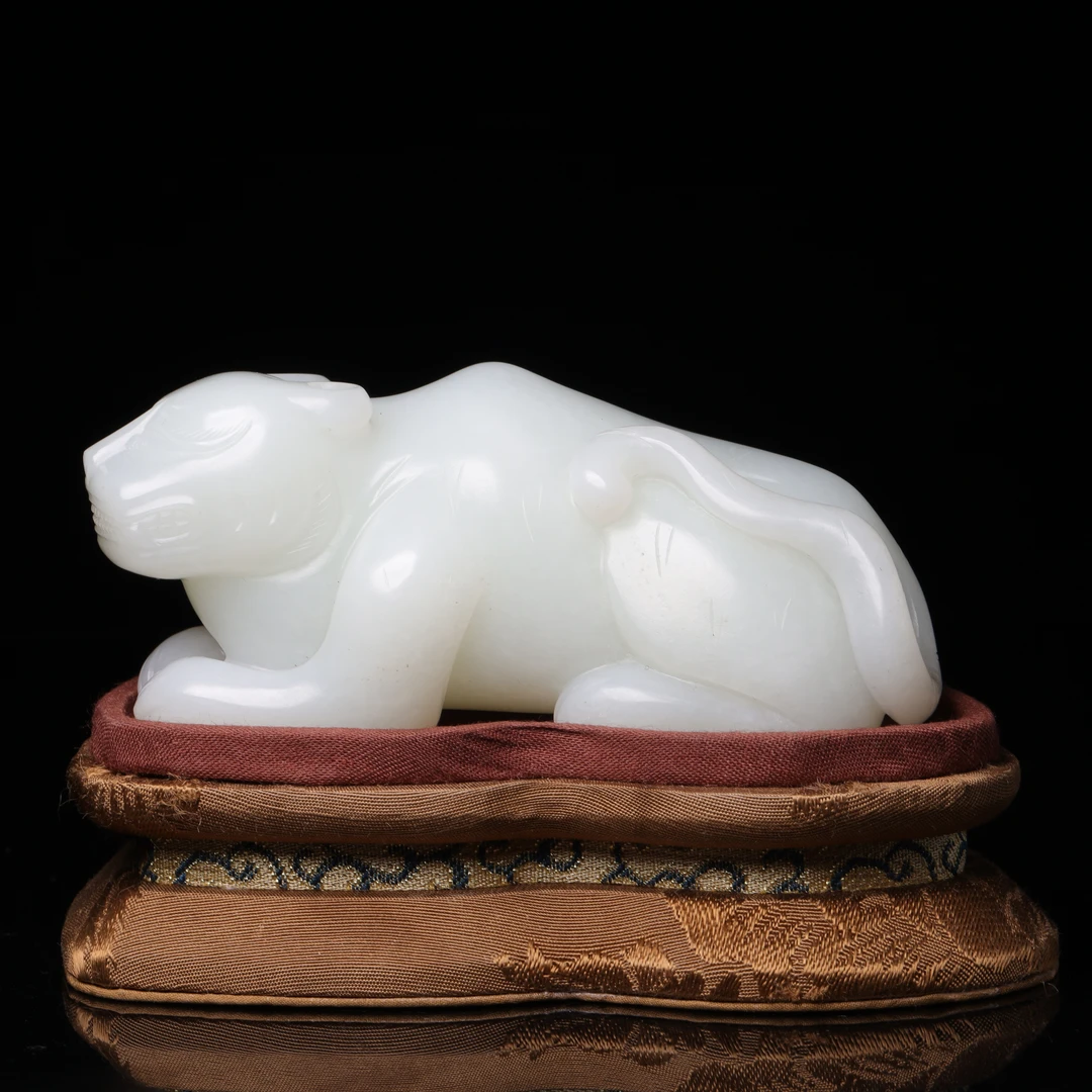 清代和田玉玉虎摆件