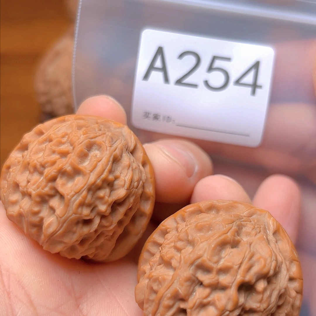 文玩核桃吊坠40三角白