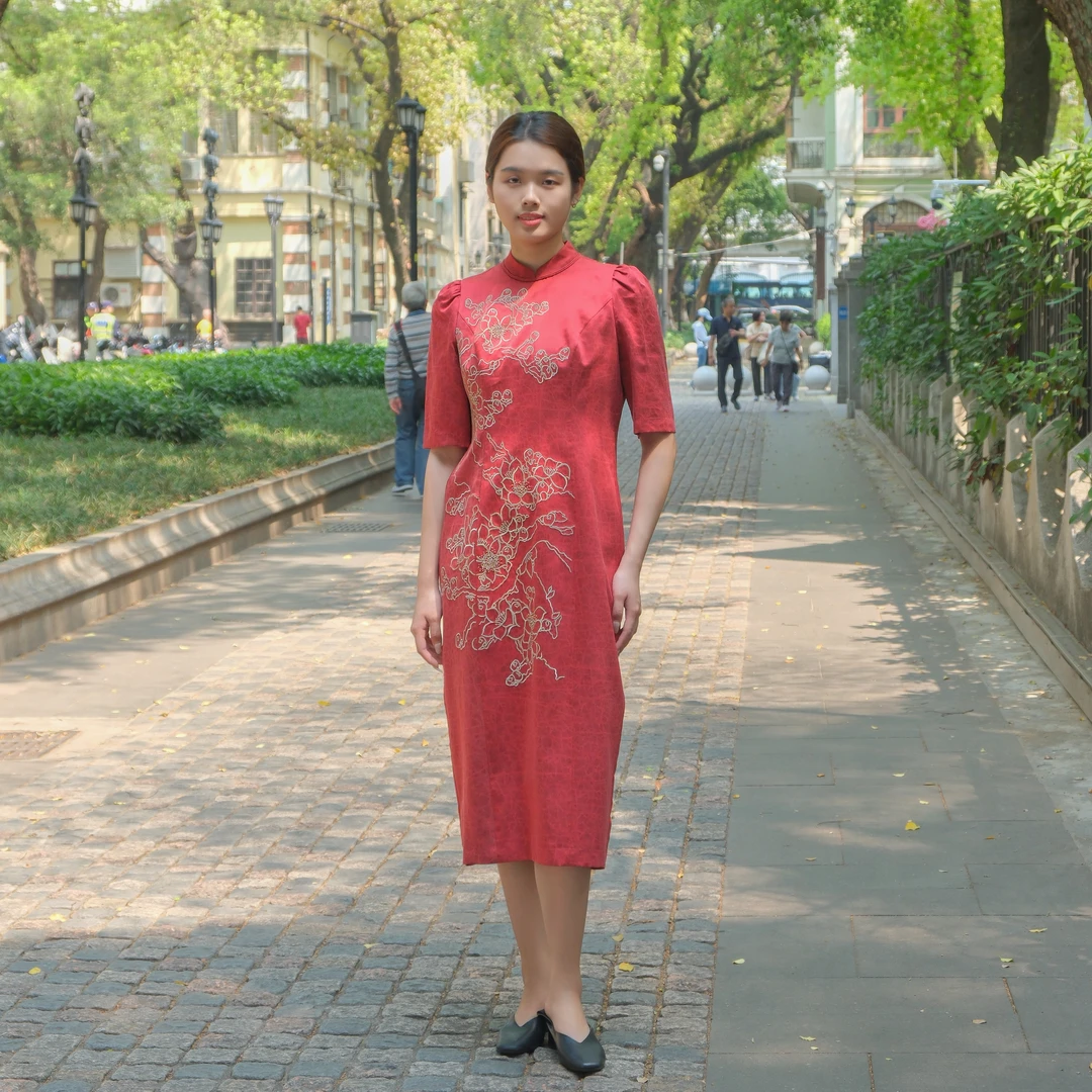 香云故里·红素平缎香云纱五分袖刺绣改良旗袍XB24-G12032