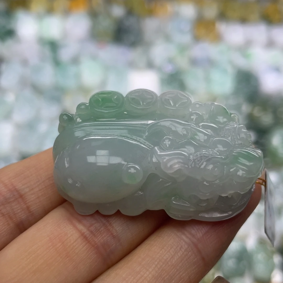 翡翠未镶嵌颈饰貔貅