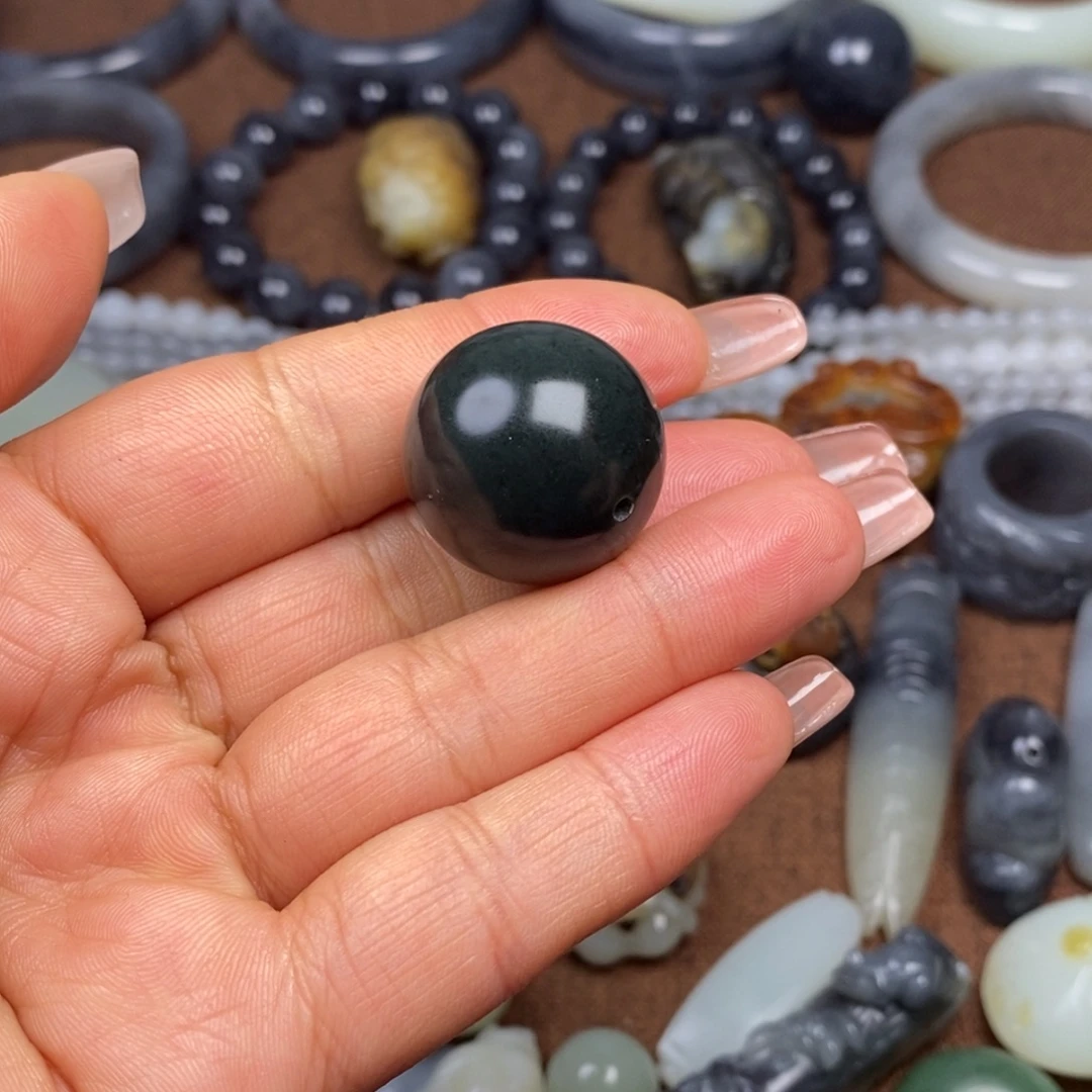 温***行和田玉未镶嵌颈饰