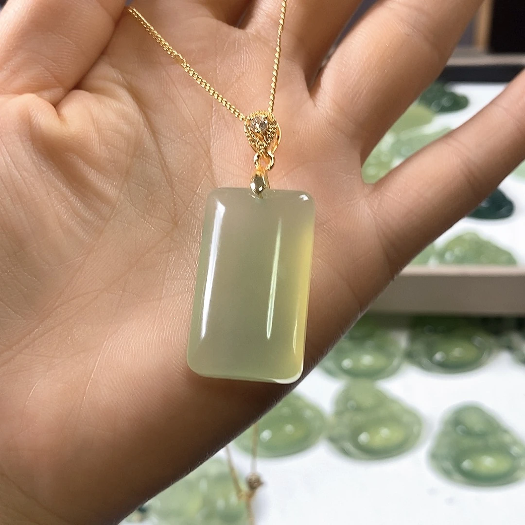 蛇纹石玉未镶嵌颈饰